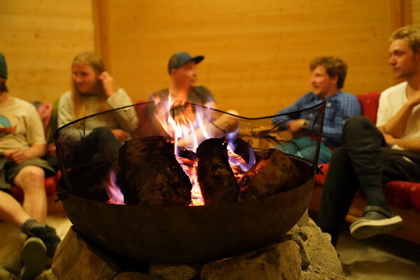 Hot Tub Geilo, badestamp Geilo. Venner sitter ved bålet. Accommodation in lavvo, Norway, Geilo, Hardangervidda.